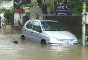 मुंबई की बारिश : जलमग्न हुई मायानगरी, यातायात ठप्प